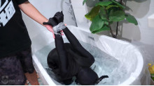 重度水刑 ストッキングとタイトヘッドカバー水をかける
